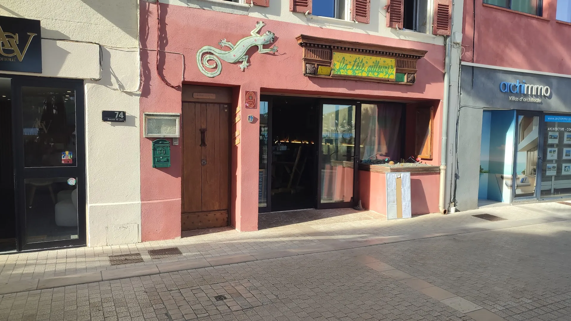 La Tête Ailleurs Les Lecques by nomade